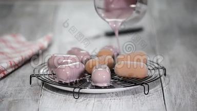 用镜面釉浇抹慕斯蛋糕.. 糖果店的法式甜点。 镜面釉教程。